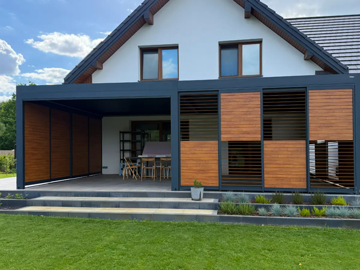 Pergola lamelowa z shuttersami na boku