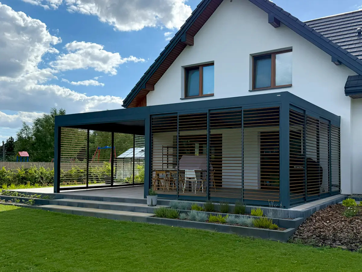 Pergola lamelowa z shuttersami na boku
