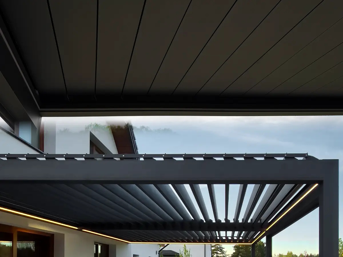 Pergola lamelowa z shuttersami na boku
