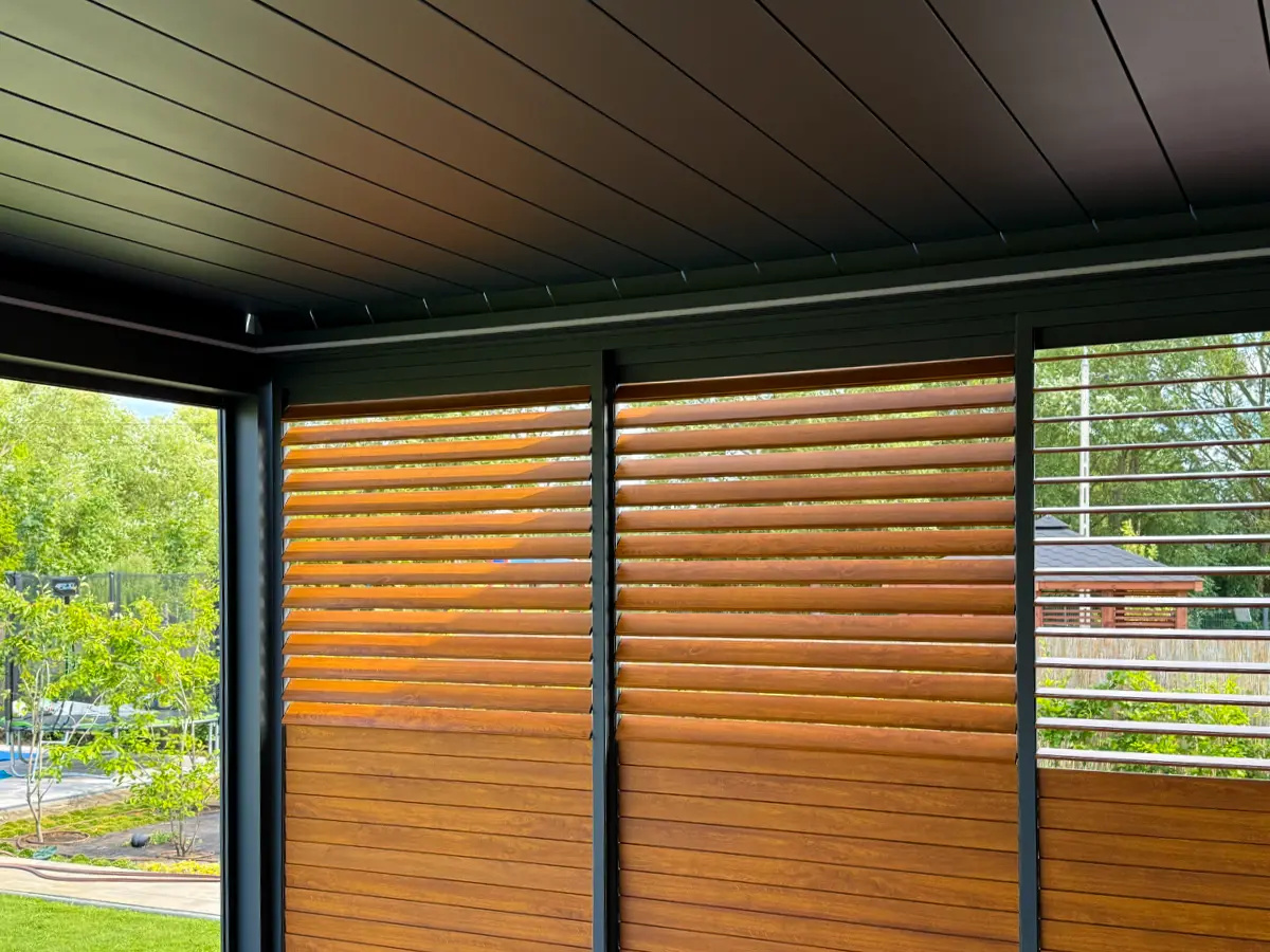 Pergola lamelowa z shuttersami na boku